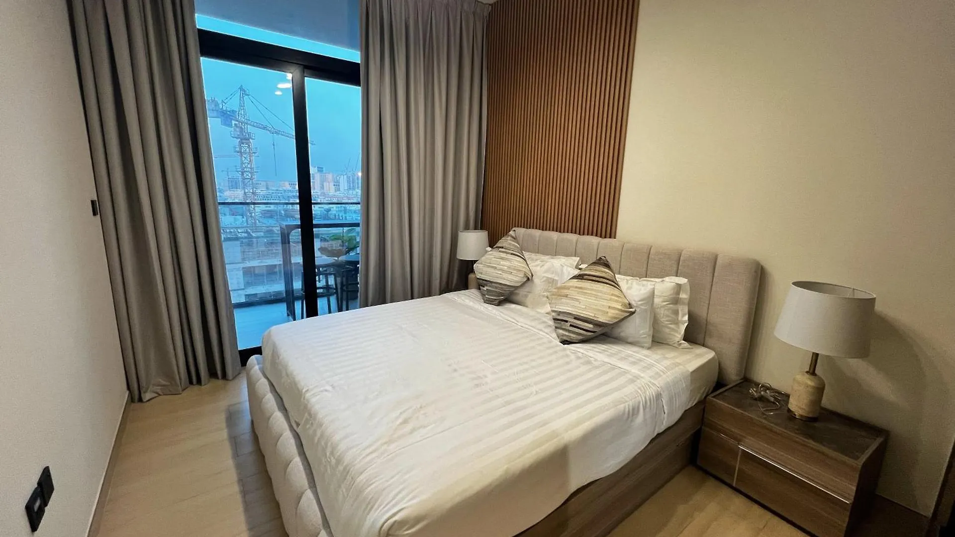 Apartment Modern & Bright 1Br Suite Dubai