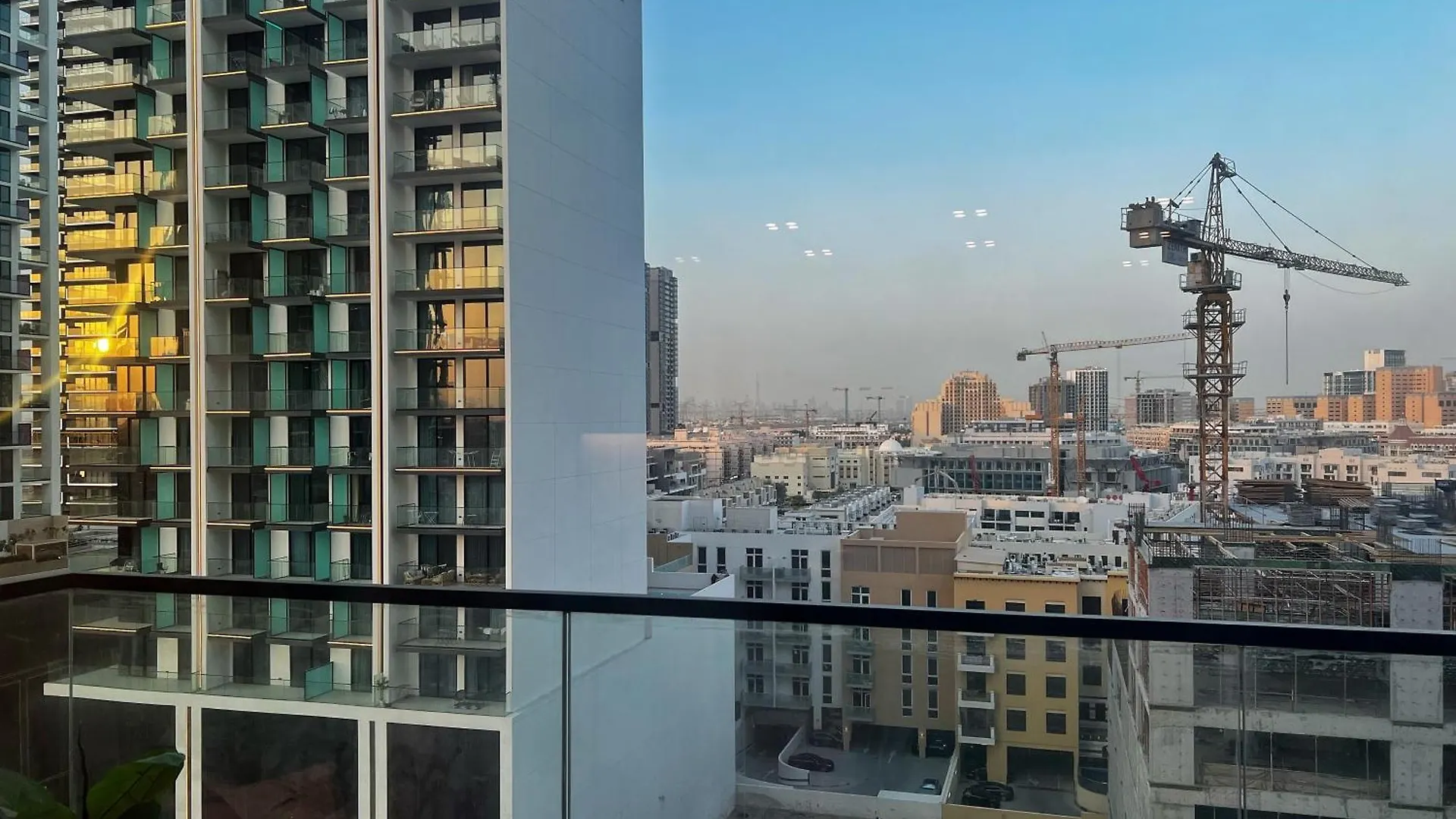 Apartment Modern & Bright 1Br Suite Dubai